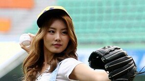 [포토] 로지, 시구할땐 가슴을 쭉 펴고~!