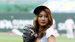 [포토] 로지, 핫팬츠 입고 꿀벅지 돋보이는 와인드업