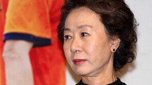 [SD포토] 윤여정, 세월도 비켜간 피부