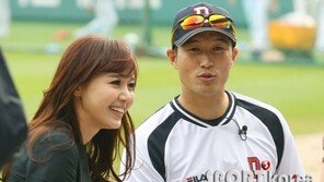 [포토] 임재철 ‘김민아 아나운서 너무 예뻐요’