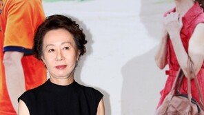 [SD포토] 윤여정, 고혹적인 블랙 드레스로 ‘단아함 뽐내’