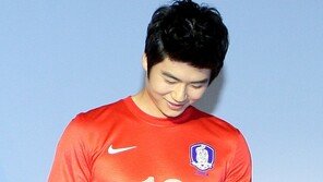 [포토] 기성용, 플래시 세례에 쑥스러워 ‘어쩔 줄 몰라’ 