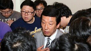 [포토] 기자들에게 둘러쌓인 최강희 감독, 심경 발표