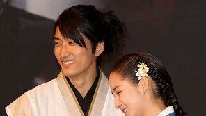 [SD포토] 박민영, 송승헌 옆에 서니 눈웃음치며 ‘부끄러워’