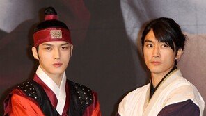 [SD포토] ‘닥터 진’ 김재중-송승헌, 팔짱낀 채 ‘위풍당당’ 포즈