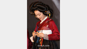 [SD포토] 이소연, 의상의 악세사리 화려하네 ‘블링블링’