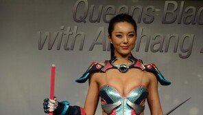 9등신 미녀 아이샹젠 “퀸스 블레이드 재미있어요”