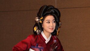 [SD포토] 고운 기생옷 입은 이소연 ‘저기로 가면 돼요?’