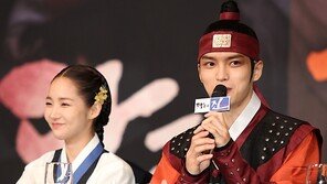 [SD포토] 김재중, ‘상투 쓰니 눈 감아도 실눈돼요’