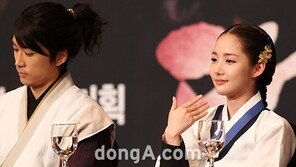 [SD포토] 박민영, 손부채질도 우아해