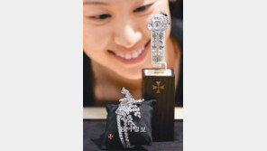 헉! 9억 원… 310개 다이아몬드로 장식한 시계