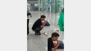 ‘제아’ 황광희, 공항 한가운데 쭈그리고 ‘피자 흡입’