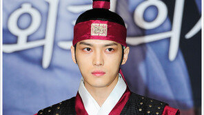 [우먼 동아일보 스타 포토] 드라마 ‘닥터진’ 김재중 사극 선배 박유천의 깨알 조언…