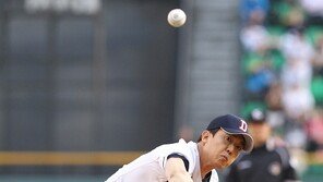 [포토] 김환 아나, 강속 시구 하다 뱃살이 ‘출렁’