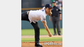 [포토] 김환 아나 ‘시구 할 땐 노출이고 뭐고 신경안써~’