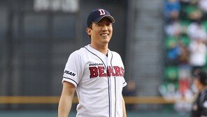 [포토] 김환 아나 ‘괜찮은 시구였어요~’