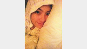 강지영 민낯 공개, 침대 위 ‘굴욕無 꿀광피부’