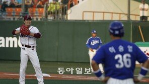 [포토] 김병현 ‘승엽이형 딴 데 가지말아요~’