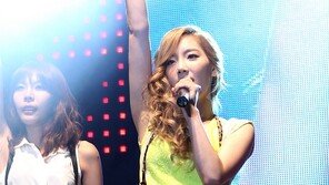 [포토] 태티서 태연, 성대생들 집중시키는 미모