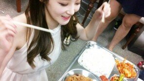 ‘완벽몸매’ 강민경, 알고보니 식신…짬밥에도 함박웃음