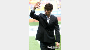 [포토] 박지성, 빅버드 등장…유니폼 대신 수트도 굿!