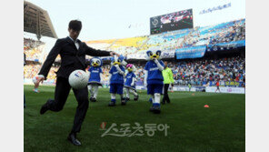 [포토] 박지성, 행운의 사인볼 주인은 누구?