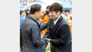 [포토] 박지성 ‘안녕하세요 김호곤 감독님’