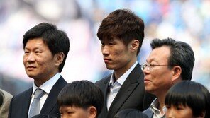 [포토] 박지성, 카메라 울렁증… 단체사진에도 얼음!