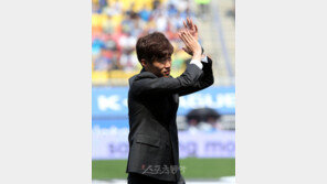 [포토] 박지성, 빅버드 온 팬들에 박수로 화답