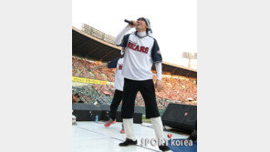 [포토] ‘기부천사’ 김장훈 ‘두산 화이팅!’