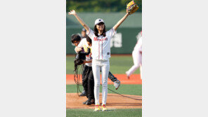 [포토] 황인영, 만족한 시구에 만세~