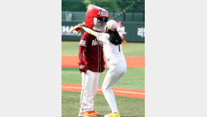 [포토] 황인영, 턱돌이에게 뜨거운 키스(?)