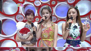 아이유 키스 퍼포먼스 화제, “삼촌 팬들 멘탈 붕괴”