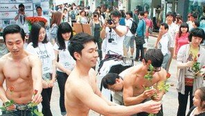 [부산/경남]“꽃 받아 가세요” 차 없는 거리서 이색 판촉행사