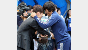 [포토] 역시 박지성! 자세 낮출 줄 아는 멋진 남자