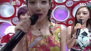 아이유 키스 퍼포먼스 화제, “성년의날 기념 쪽~ 멘붕”