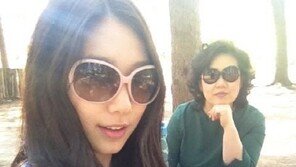 [스타 온라인] 박신혜, 엄마와 남이섬 데이트 ‘효녀 인증샷’