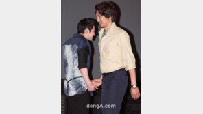 [SD포토] 김동욱-김민준, 은밀한 하이파이브 