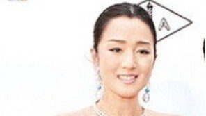 공리, 드레스 입고 배 가려 “임신했나?”… ‘의혹↑’