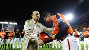 [TALK! TALK! 베이스볼] 회장님이 뜨면 선수들 “아, 피곤해”