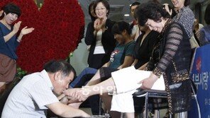 발도 사랑스러운 당신 “쪽”… 부부의 날 세족식