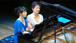 [공연 리뷰]엄마 손은 딸을 보듬고 딸 손은 엄마호흡 맞춰