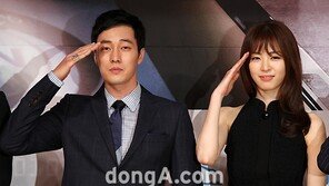 [SD포토] 소지섭-이연희, 관객을 향해 충성!