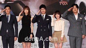 [SD포토]‘유령’ 출연진, 일동 경례 ‘충성’