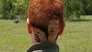 정학 위기의 헤어스타일 “뒷통수에 농구선수 얼굴을?”