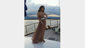 곽현화, 요트 위 바람에 드레스가…‘아찔 노출’