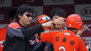 [포토] 박찬호 ‘동우야 내 축하도 좀 받아죠’