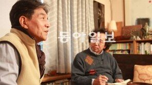 젊은 여자들이 지나갈 때 삶이 아득… “꽃이 그냥 저만치에 있는 거지”