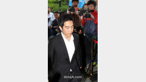 [SD포토]‘간음 혐의’ 고영욱 ‘굳게 다문 입, 힘없는 발걸음’