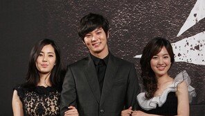 [포토]주원, ‘양 손에 꽃을 들고 고민 중?’